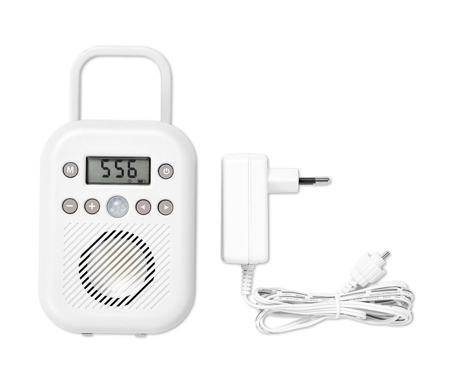 Sivo-biele rádio do kúpeľne so snímačom pohybu a napájacím adaptérom.