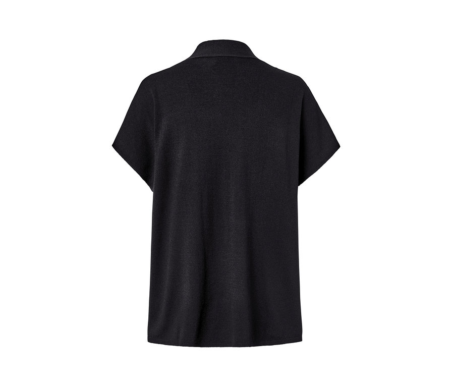 Pohľad zozadu na čierny kardigán s krátkymi rukávmi.