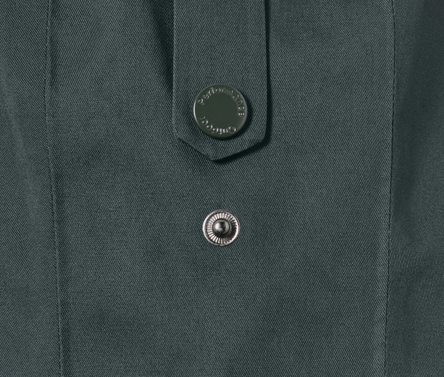 Detail outdoorovej bundy s dvoma gombíkmi.