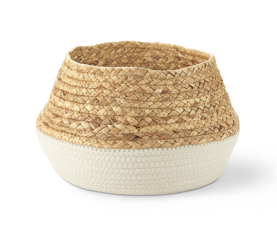 Hnedý a biely úložný košík.