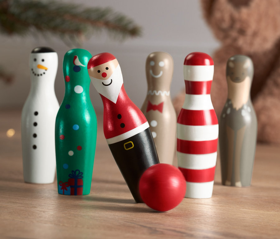 Mini bowling »Xmas« set s kolkami v tvare snehuliaka, stromčeka, Santu, medovníkového muža a soba s červenou guľou.