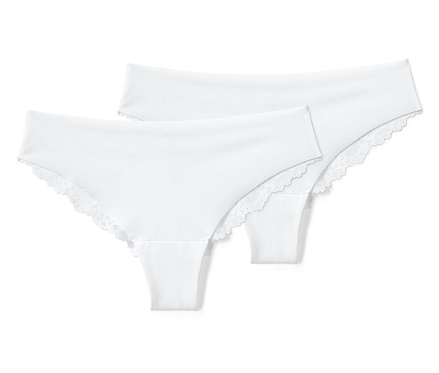Dvoje bielych brazílskych nohavičiek tangá Magic Cut s čipkou ležia na sebe.