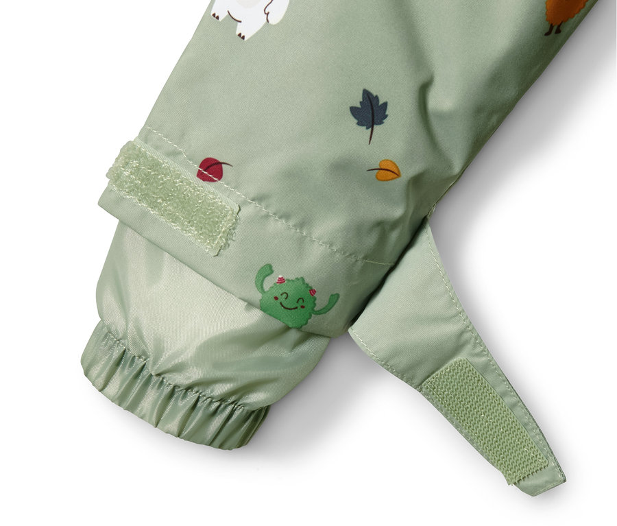 Detail rukávu overalu do dažďa s potlačou.