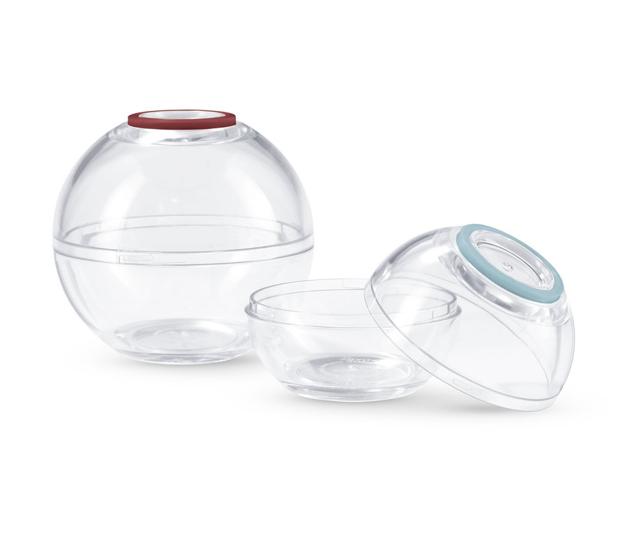 Dve okrúhle priehľadné nádobky na uchovávanie potravín s farebnými viečkami.