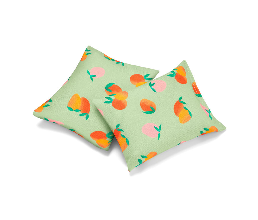 Dva osviežujúce vankúšiky s potlačou broskýň na svetlozelenom pozadí.