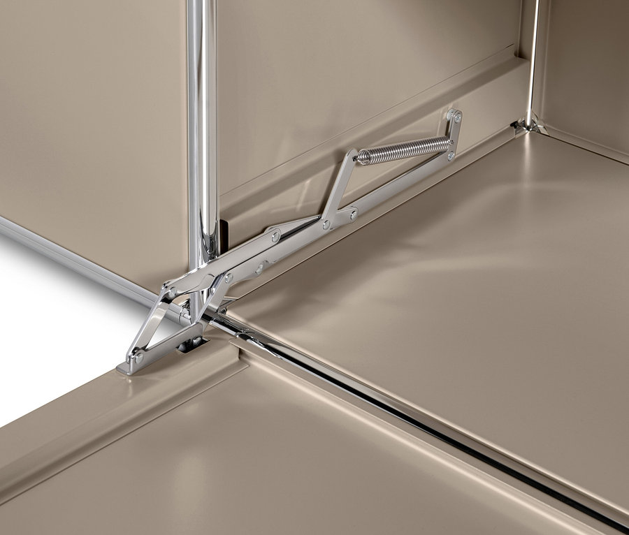 Detail tmavošedej kovovej odkladacej skrinky »CN3« s 2 výklopnými dvierkami a sklenými poličkami.