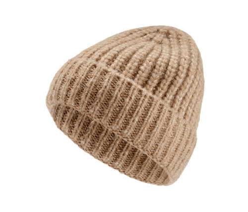 Pletená čiapka farby ťavej srsti na bielom pozadí.