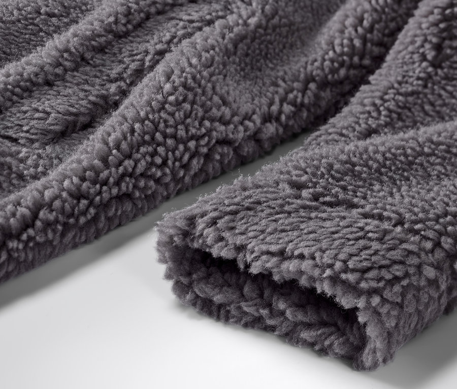 Detail plyšového kabáta s kapucňou.