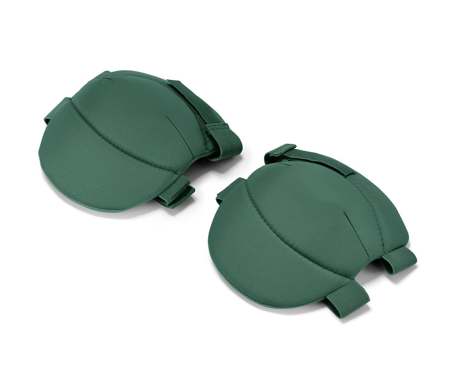 Dva zelené chrániče kolien na záhradnícke práce na bielom pozadí.