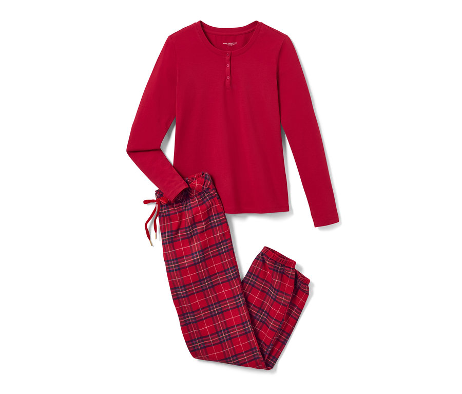 Flanelové pyžamo, kárované, červené tričko s dlhým rukávom a kárované nohavice.
