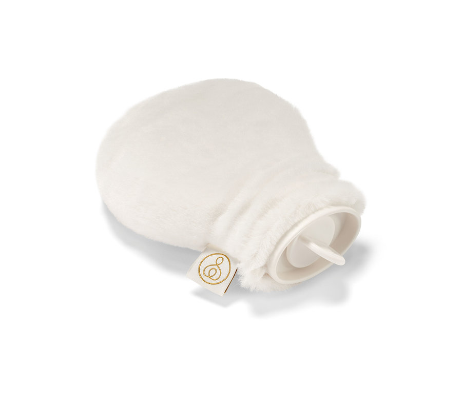 Malý termofor s bielym plyšovým obalom leží na bielom pozadí.