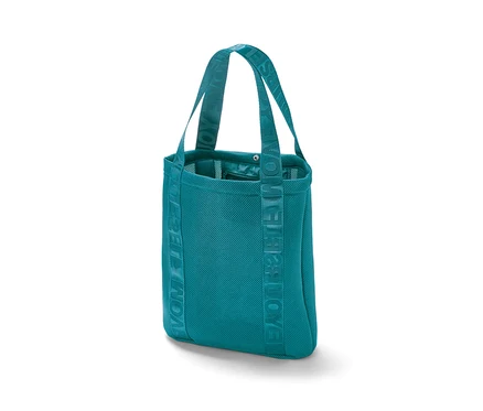 Tyrkysový športový vak s nápisom na popruhoch.