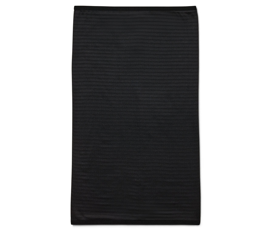 Čierny uterák s horizontálnou textúrou na bielom pozadí.