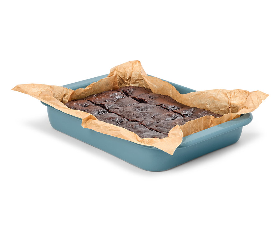 Čokoládové brownies v modrej pekárni s papierom na pečenie.
