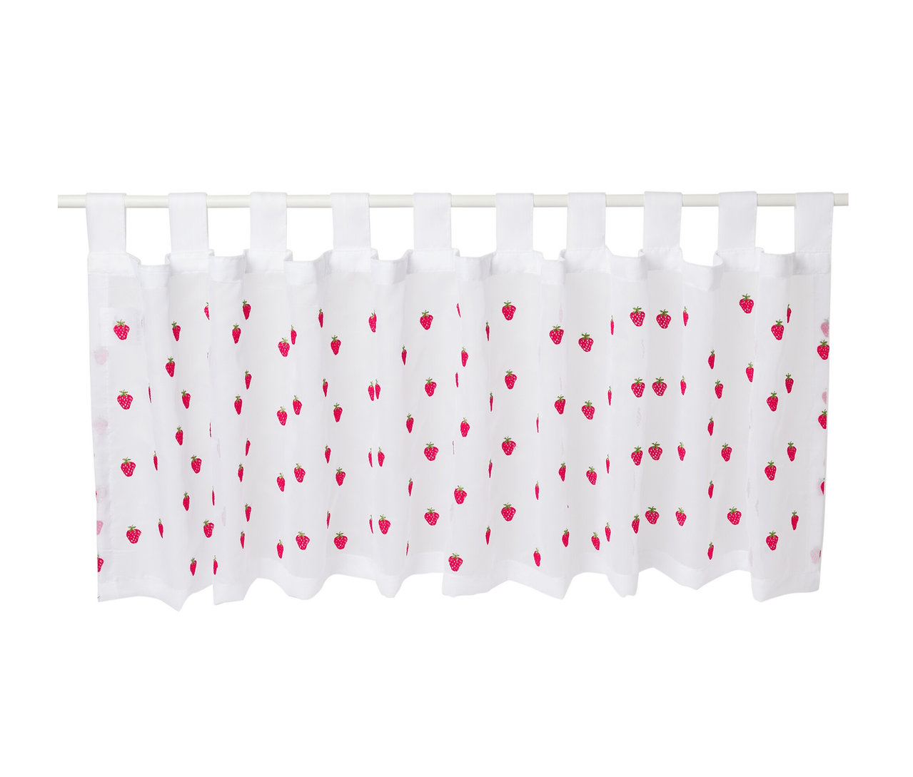 Krátka záclona s výšivkou a červenými jahodami visí na tyči.