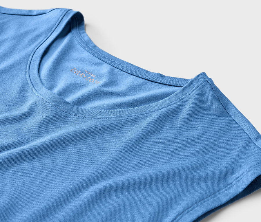 Detail modrej nočnej košele.