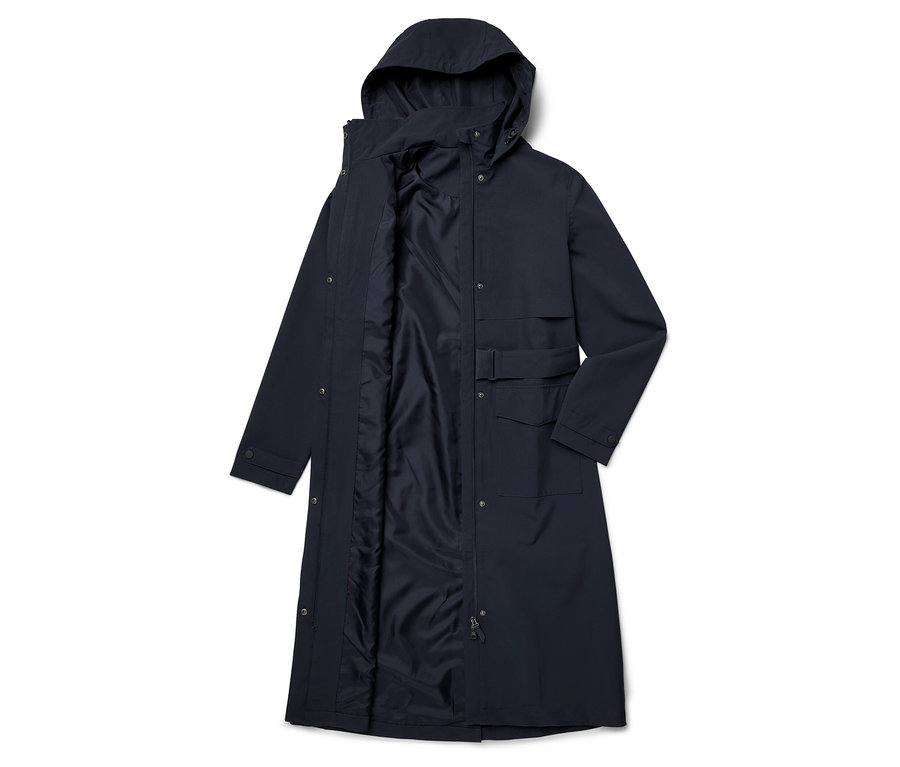 Tmavo modrý kabát s kapucňou, rozopnutý, s viditeľnou podšívkou.