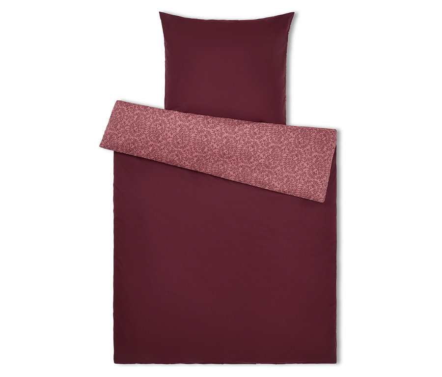 Vínové obliečky s kvetinovým vzorom na manžete a vankúši.