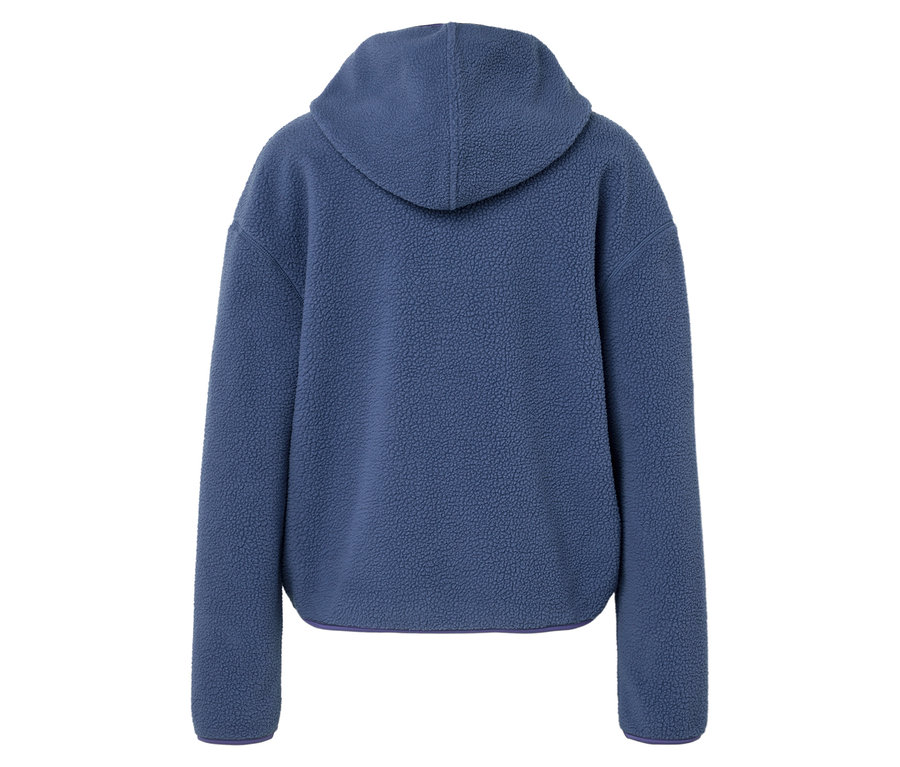 Pohľad zozadu na modrú chlpatú mikinu s kapucňou.