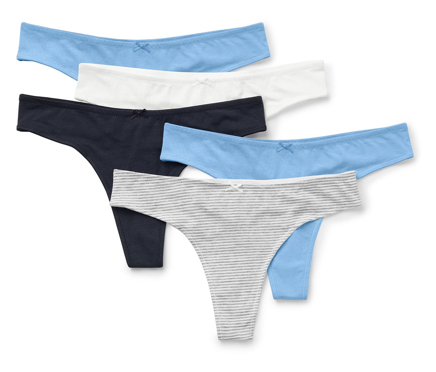 Päť dámskych nohavičiek typu tangá v modrej, bielej, tmavomodrej a sivo-bielej farbe s prúžkami, ležiacich na sebe.