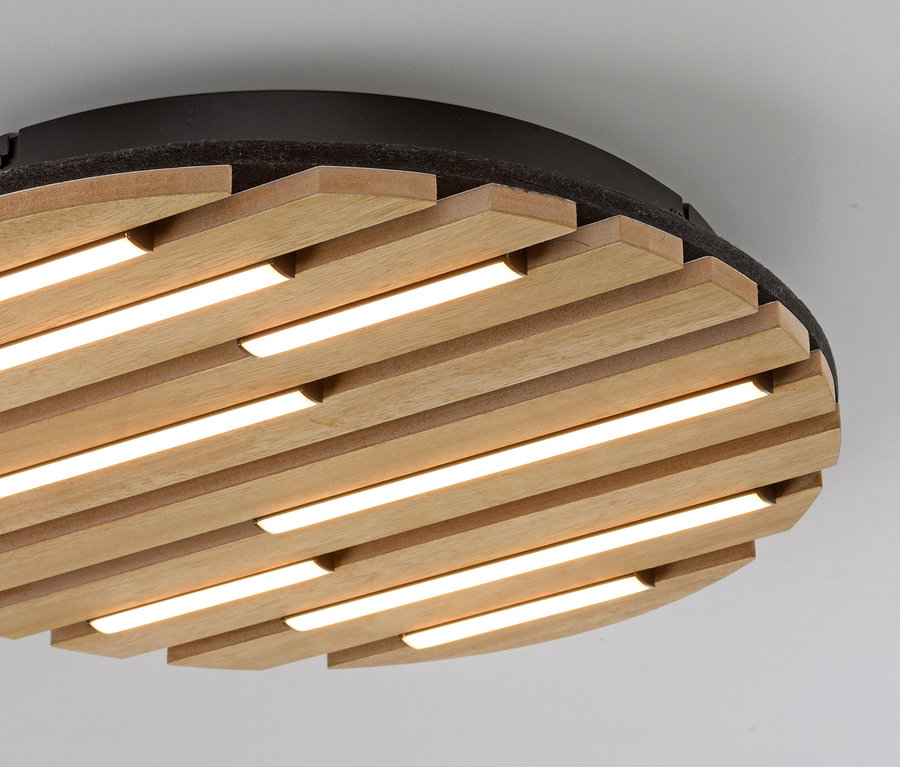 Detail dreveného stropného svietidla s LED pásikmi.