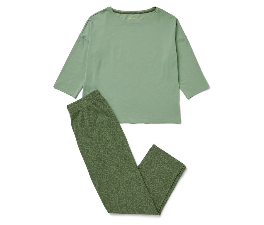 Zelené pyžamo pozostávajúce z vrchného dielu s dlhým rukávom a nohavíc.