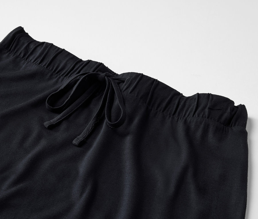 Detail dlhej džersejovej sukne so šnúrkou v páse.