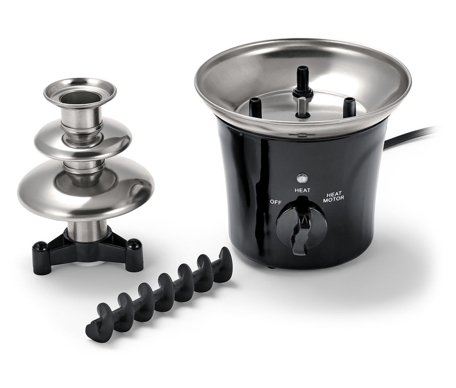 Čokoládová fontána so striebornými poschodiami a čiernou základňou, vedľa nej je čierna špirála.