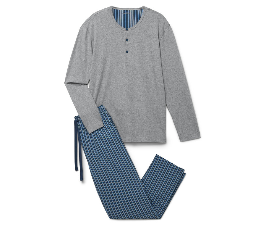 Sivé pyžamo s dlhým rukávom a modré pruhované nohavice ležia na bielom pozadí.