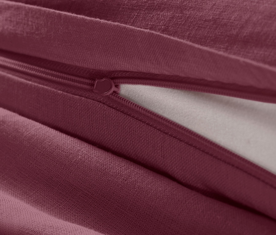 Detailný pohľad na ľanovú posteľnú bielizeň vínovej farby štandardnej veľkosti so zipsom.
