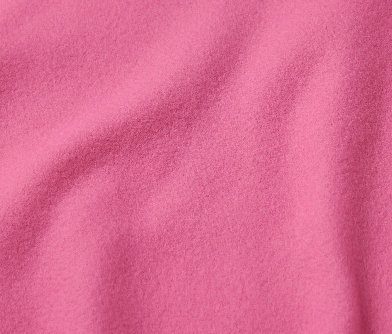 Detail ružovej látky s jemnou textúrou.