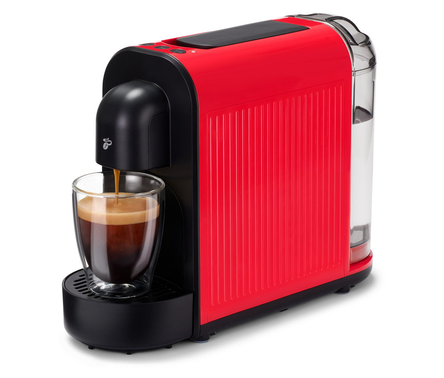 Espresso tečie do pohára pod červeným Cafissimo now.