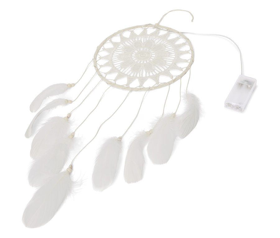 Detailný záber na lapač snov s LED osvetlením s bielymi pierkami na bielom pozadí.