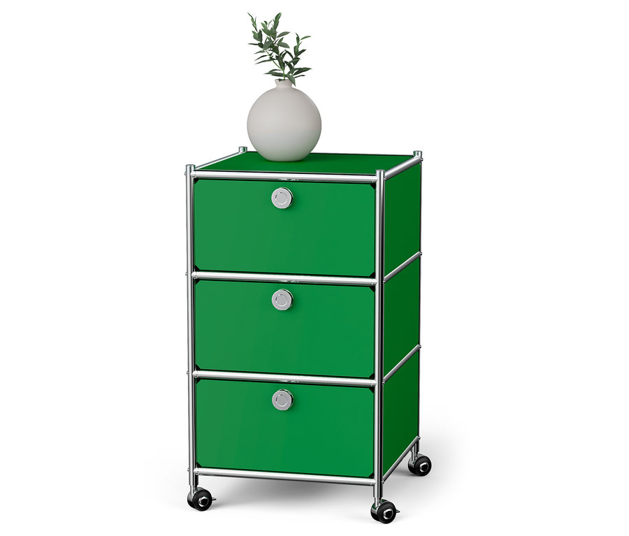 Zelená kovová kancelárska skrinka »CN3« so zásuvkami. Hore je biela váza.