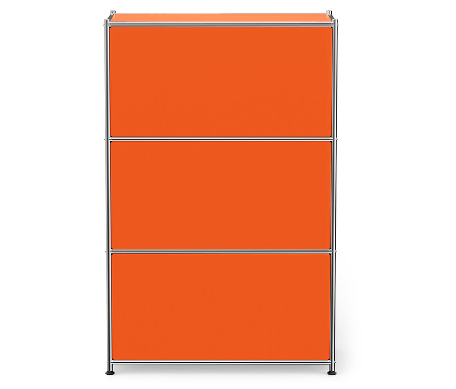 Oranžová skriňa s tromi policami a strieborným rámom.