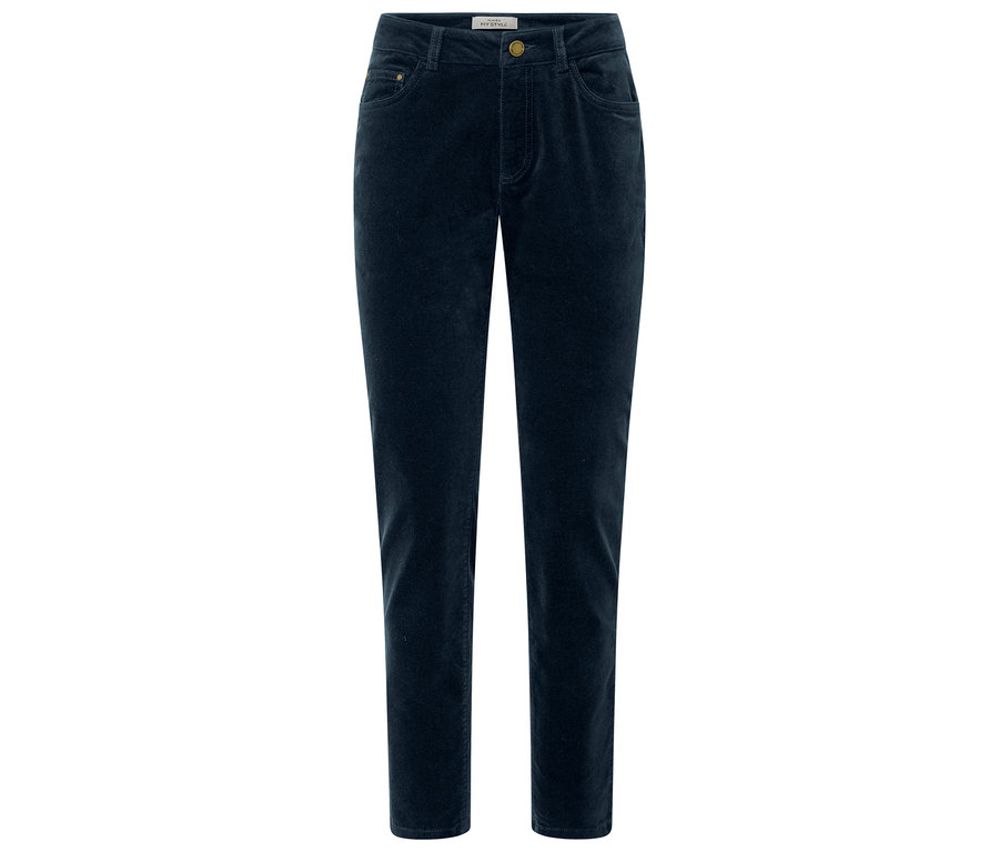 Tmavomodré zamatové nohavice ležia na bielom pozadí.