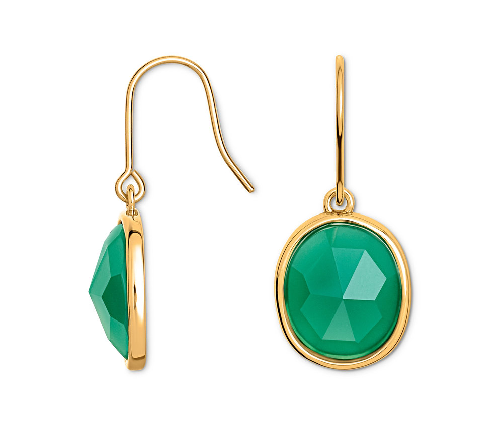 Dve zlaté náušnice s okrúhlymi zelenými kameňmi.