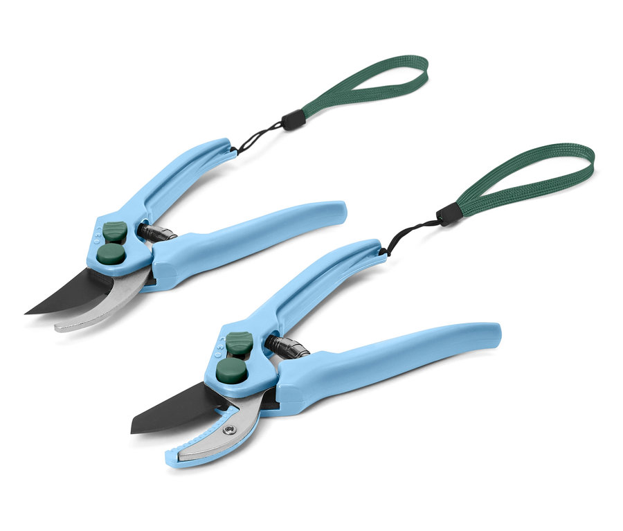 Dvoje záhradnícke nožnice s modrými rúčkami a zelenými pútkami.