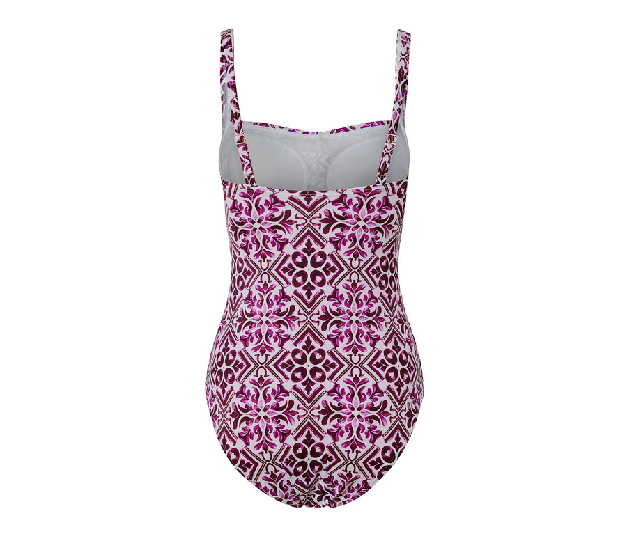 Detailný pohľad zozadu na bordové a biele jednodielne plavky tvarujúce postavu.