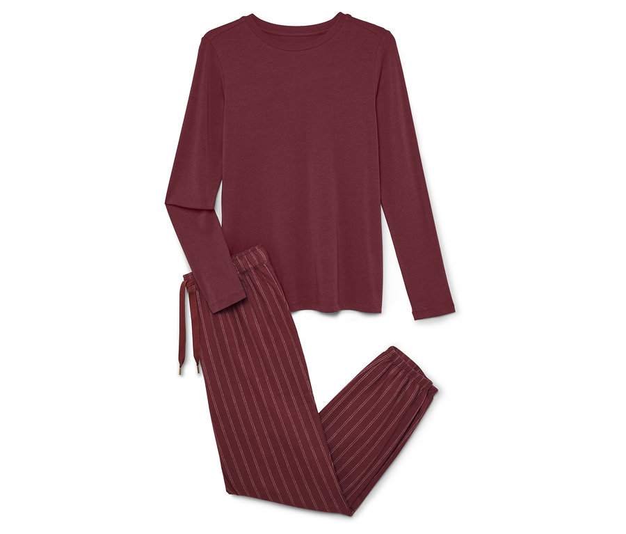 Vínové pyžamo s dlhým rukávom a pruhovanými nohavicami leží na bielom pozadí.