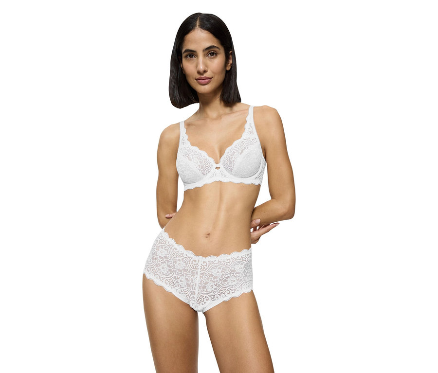 Žena má na sebe bielu čipkovanú podprsenku a zodpovedajúce čipkované šortky.