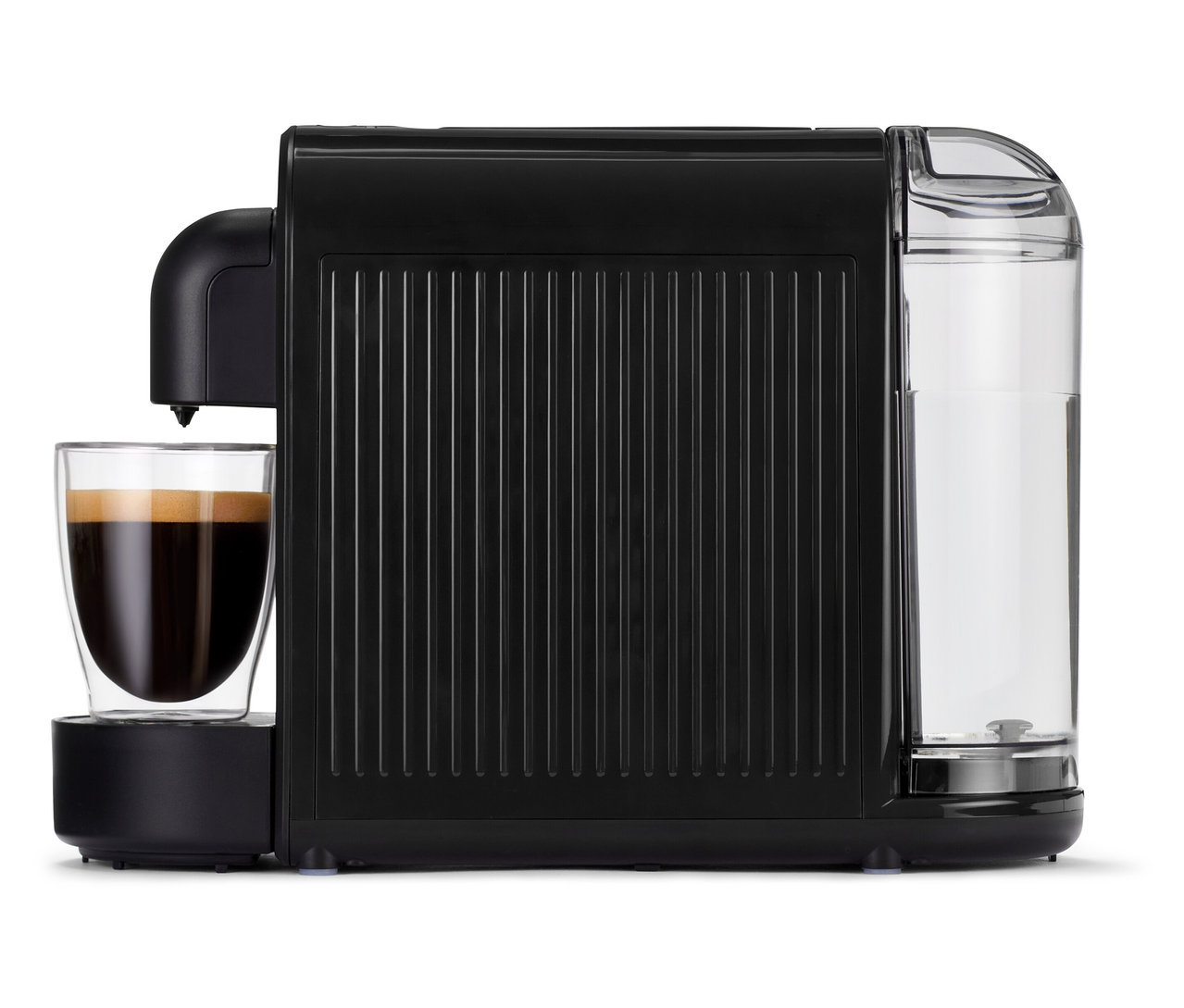 Čierny kávovar Cafissimo now black s šálkou kávy pred ním.