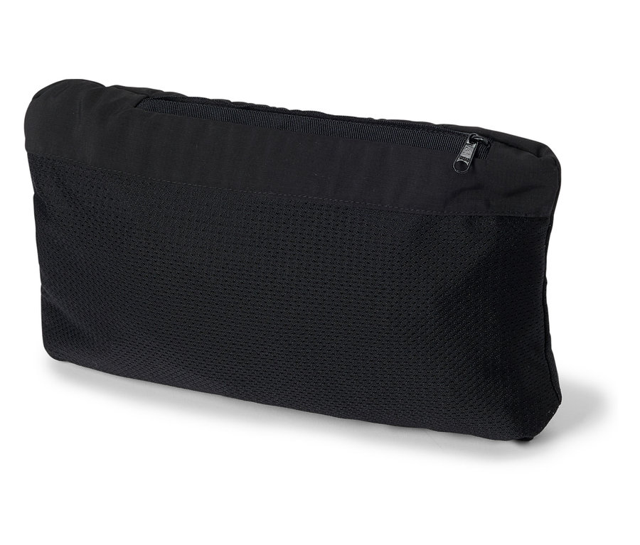 Čierna, obdĺžniková sieťová taška so zipsom navrchu na bielom pozadí.
