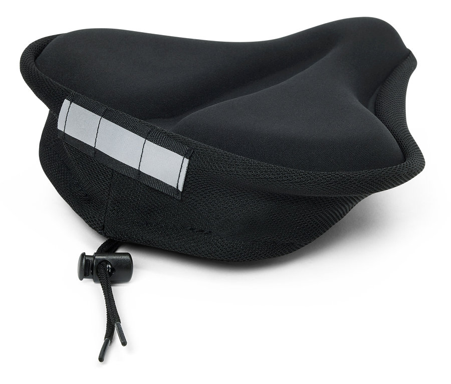Čierny poťah na sedlo bicykla leží na bielom pozadí.