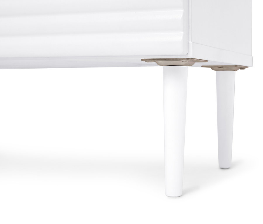 Detailný pohľad na biely nábytok s dvoma nohami.