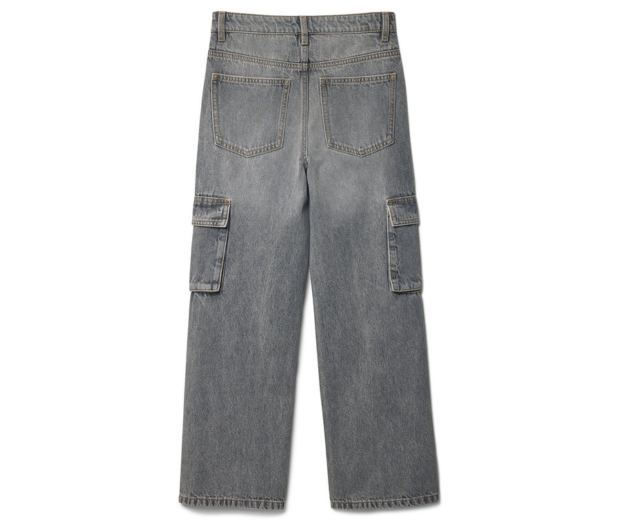 Pohľad zozadu na sivé cargo nohavice s vreckami na oboch stranách.