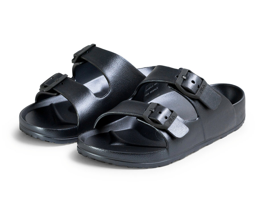 Dva čierne dámske šľapky FILA Matero stoja vedľa seba.