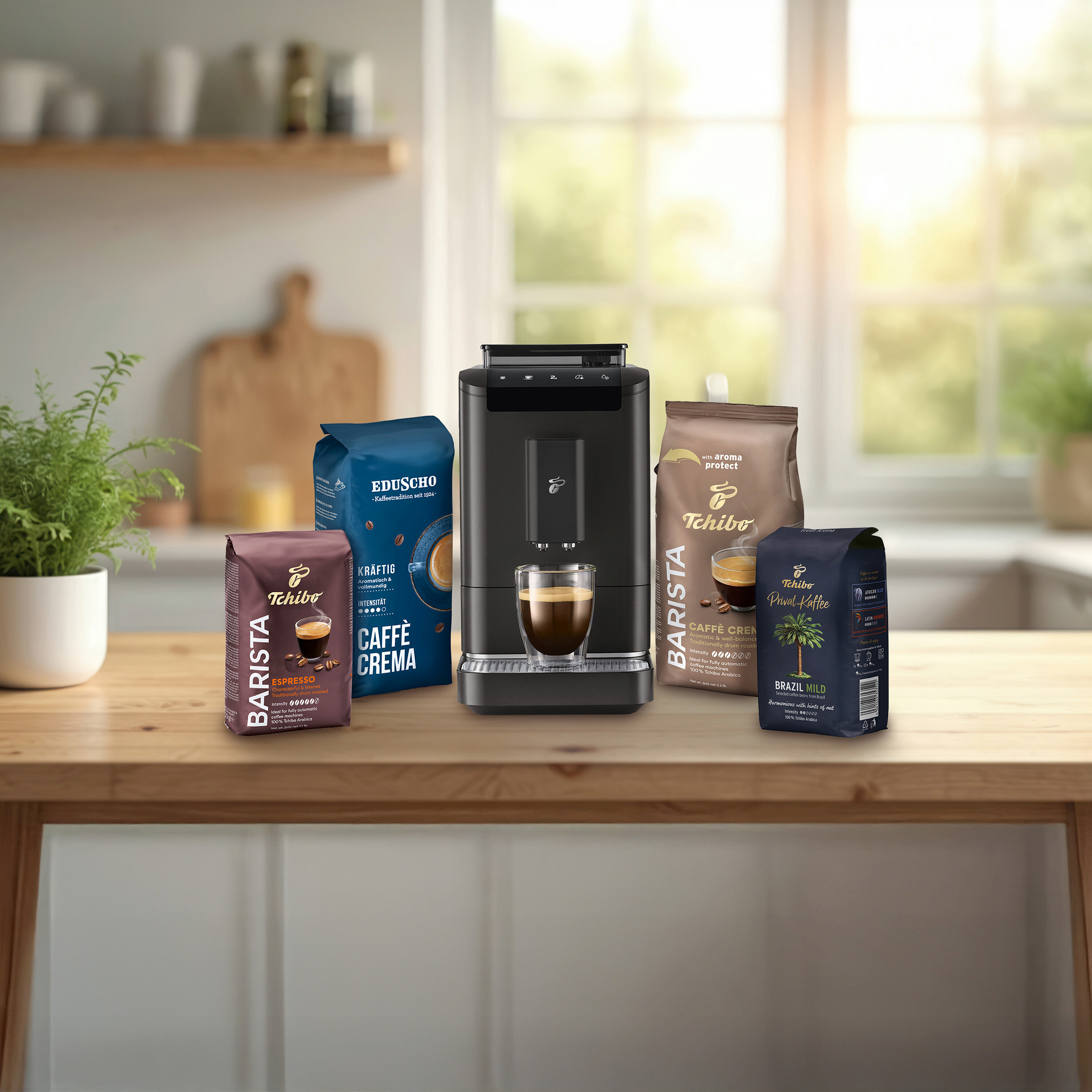 Na stole stojí kávovar, šálka espressa, Tchibo Barista Espresso, Eduscho Kräftig Caffè Crema a Tchibo Brazil Mild.