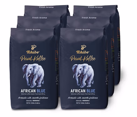 Šesť balení zrnkovej kávy Privat Kaffee African Blue zoradených v rade.