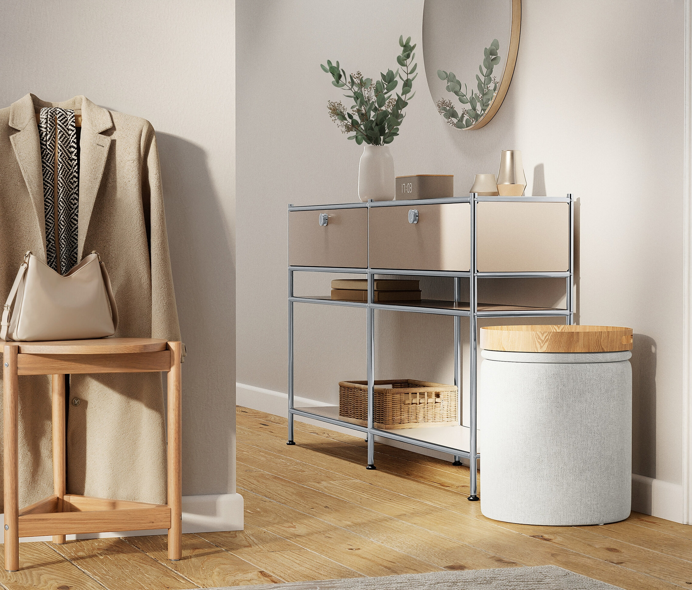 Béžový kabát visí na stene vedľa stoličky s kabelkou na nej. Vedľa je polica so zásuvkami a okrúhla stolička.